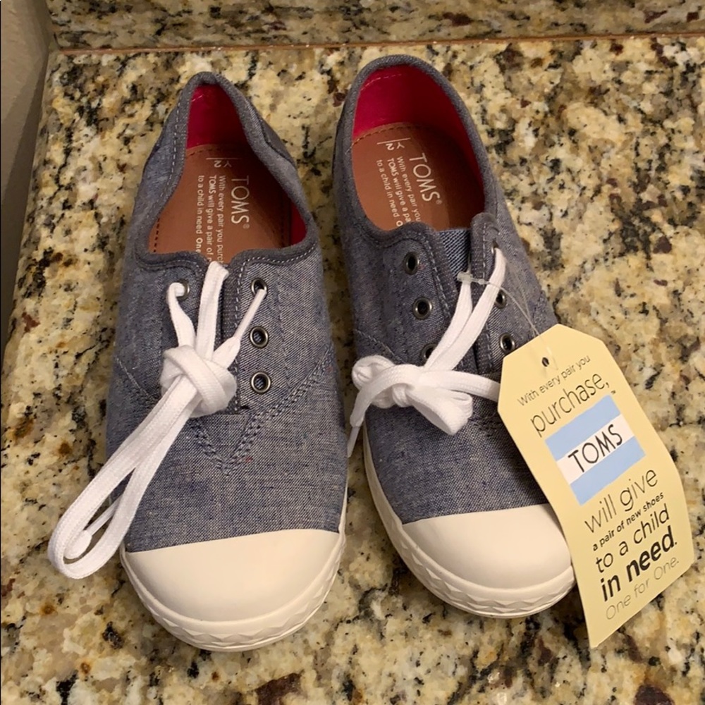 Brand new- never worn TOMS unisex